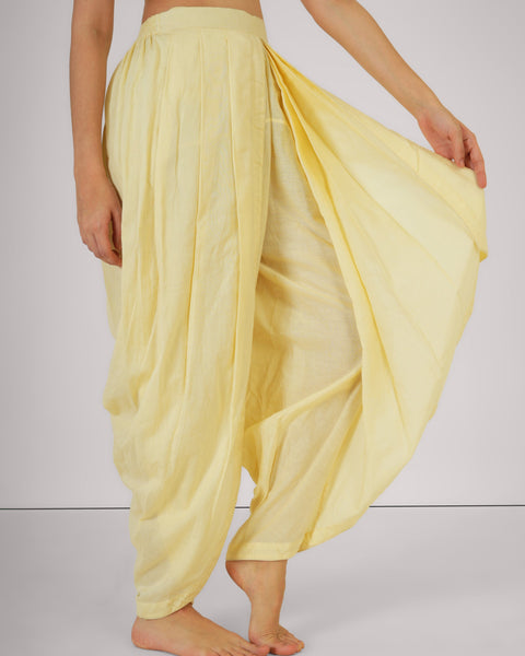 Detail of Jasmine Veil YogaFlow set in 100% cotton — soft, sheer, breathable yoga wear for warm days and meditative movement.